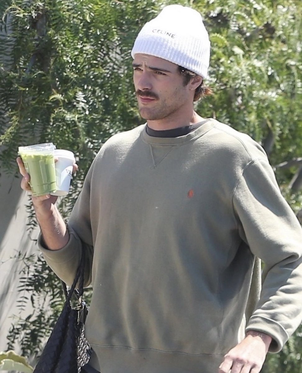 jacob elordi with his bottega amdiamo bag in los angeles yesterday