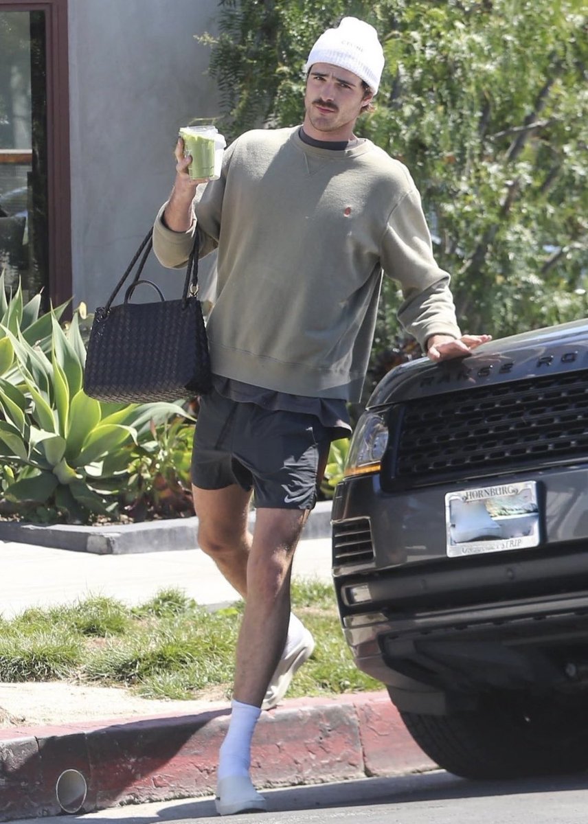 highendhomo's tweet photo. jacob elordi with his bottega amdiamo bag in los angeles yesterday https://t.co/xMlsfJKa6l