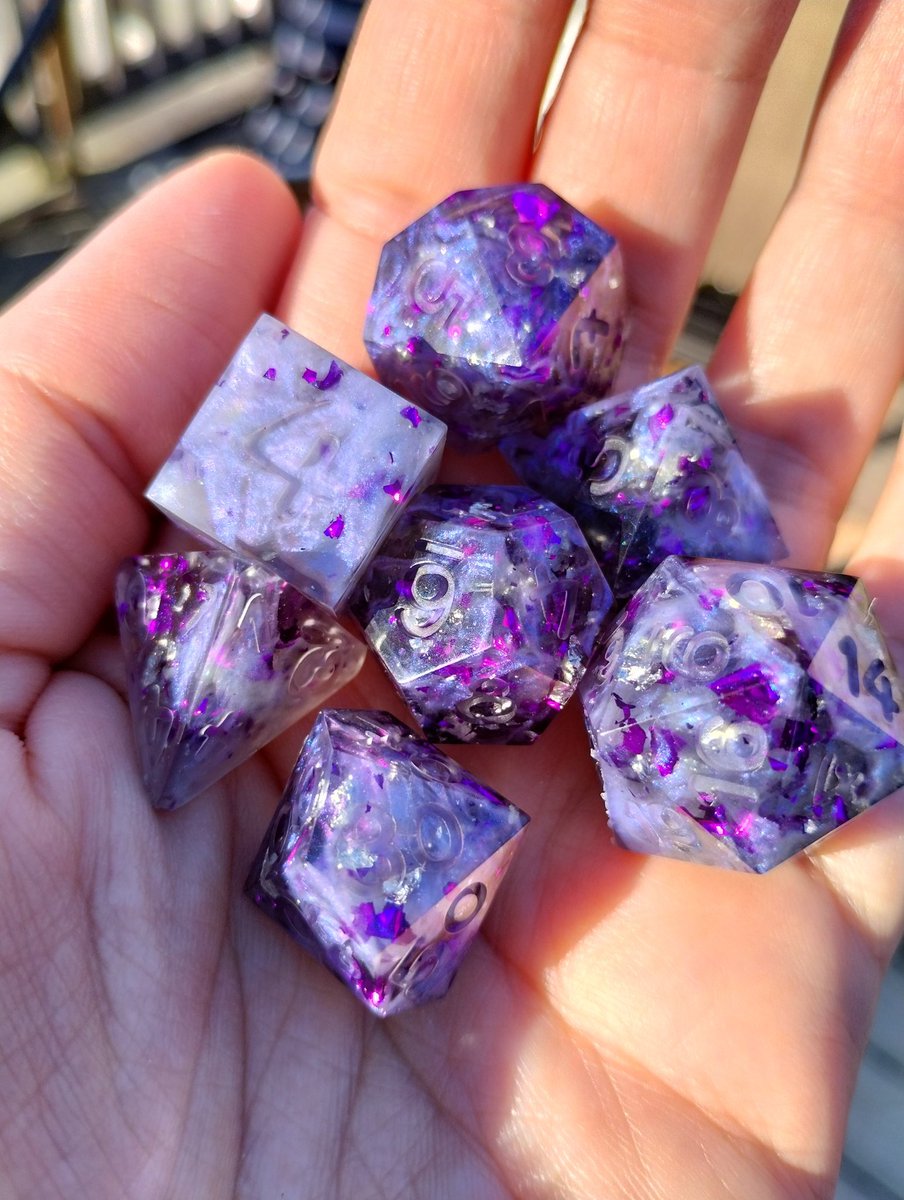 Another new set fresh from the molds. You all seemed to love the blue set from earlier this week, so I made a purple version💜

#handmadedice #ttrpgs #dungeonsanddragons #pathfinder #tabltopgames