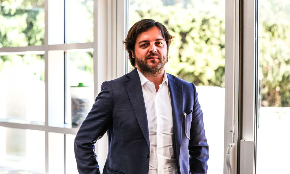 _SamuelAS's tweet photo. Alors que Cheyrou est occupé à ne rien faire, chez le rival il y a un homme qui bosse et dont on aurait beaucoup à apprendre du côté de l’OL.

Passé par la Juve, l’AC Milan ou encore United, voici le Thread sur le génie du recrutement Javier Ribalta, directeur du football à l’OM. https://t.co/q5jg6iJPmk