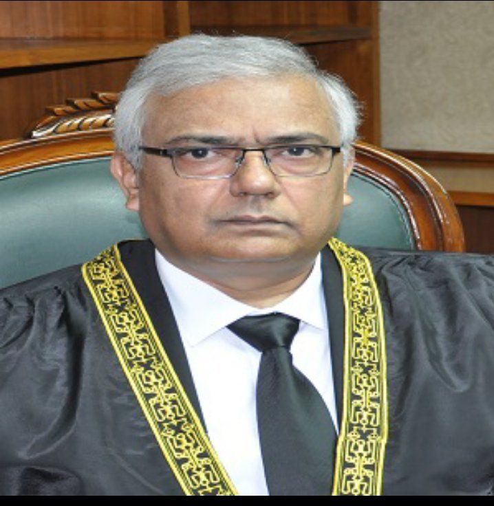 آج کے تاریخی فیصلے کا پورا کریڈٹ میں جسٹس آمین الدین کو دیتا ہوں جنہوں نے قاضی فائز عیسیٰ کے ساتھ مل کر ایک تاریخی ججمنٹ کے زریعے چیف جسٹس عطا بندیال کو 184/3 کے مقدمات کی سماعت اور بینج تشکیل دینے سے روک دیا