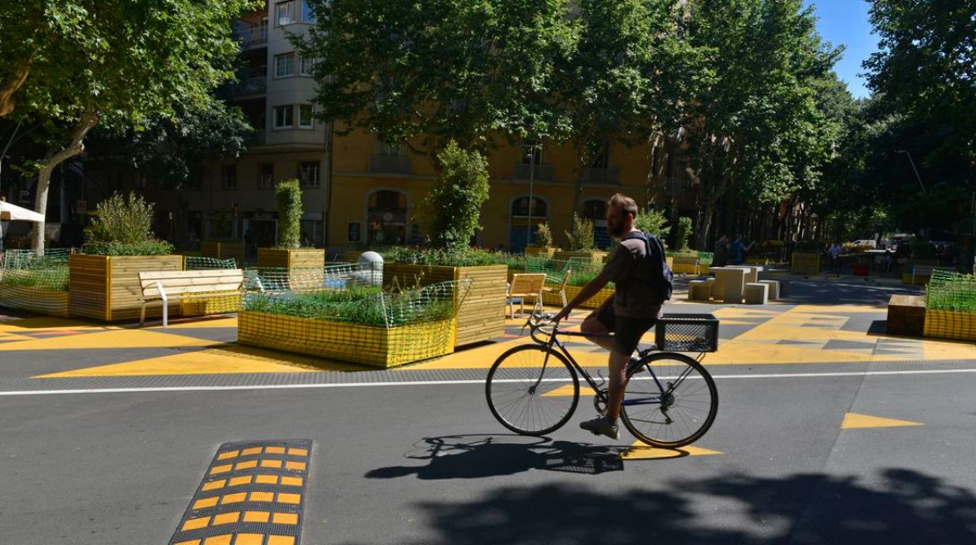 💪🏼 Mesures que s'han implementat en la mobilitat per lluitar contra l'#EmergènciaClimàticaBCN:
🚲 Increment i millora de la infraestructura pedalable.
🚇 Millora de l'accessibilitat al #metrobcn.
🚍Renovació de la xarxa de #busbcn per ser més sostenible.
ℹ️via.bcn/qaXv50NuwG5