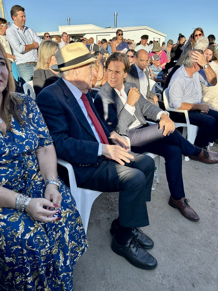Presidentes.
<a href="/JMaSanguinetti/">Julio Ma Sanguinetti</a> y <a href="/LuisLacallePou/">Luis Lacalle Pou</a> en el lanzamiento de plan <a href="/MevirOficial/">MEVIR</a> “Intendente Tabaré Hackenbruch” en Santa Rosa.