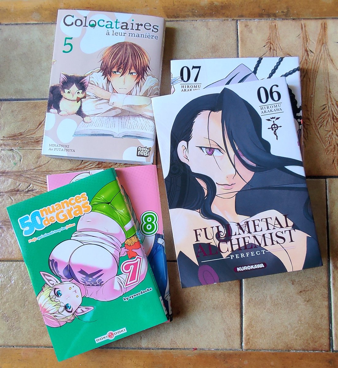 Horoue1's tweet photo. Cracage du jour... 🙈 Il faut vraiment que j'arrête de passer devant les rayons livres et les librairies 😅🙈
#Outlander 📖
#LaChasseuseEtLAlchimiste 📚
#Colocataire 5 🐱
#FullmetalAlchemist 🦾 6 et 7
#50NuancesDeGras 7 et 8 🍟
#Lecture #Livres #Mangas 📚 https://t.co/vMJtRXcuTn