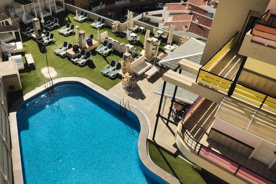 Piscine.

#tenerife #renanperon #pool #piscine #hotel #color #photography #photooftheday #photographie #fujixpro2