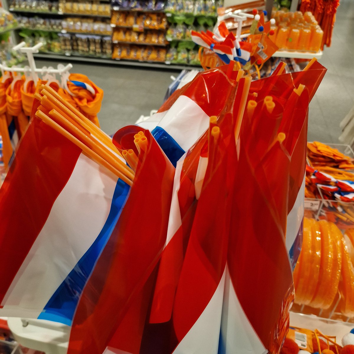 JerahSmash's tweet photo. "PlAsTiC rIeTjEs MoGeN nIeT mEeR" Nee dus lekker tering veel plastic oranje merch verkopen is veel beter voor het milieu. #MetenMetTweeRietjes https://t.co/SPYvGNsxhW