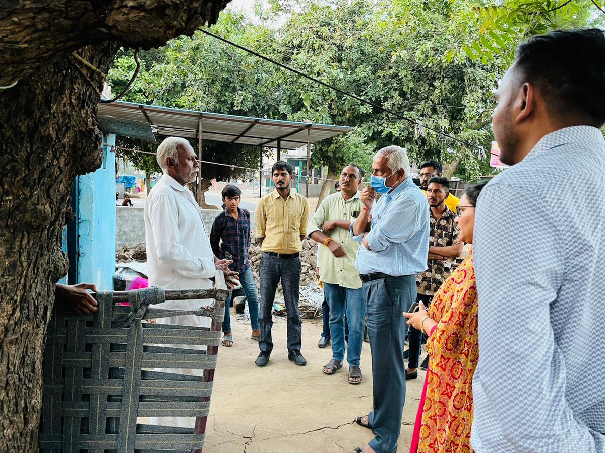 પાદરા તાલુકાના જાસપુર અને ગણપતપુરા ગામની માન. કલેક્ટર સાહેબશ્રી ધ્વારા મુલાકાત લેવામાં આવેલ જેમાં વાજબી ભાવની દુકાન બાબતે તેમજ મહત્તમ ઈ શ્રમ કાર્ડ બનાવવા અંગે માર્ગદર્શન આપેલ. તથા સરકારશ્રીની વિવિધ યોજનાઓ મળે છે કે કેમ તે અંગેની જાત માહિતી મેળવી.<a href="/CollectorVad/">Collector & DM Office Vadodara</a> <a href="/CMOGuj/">CMO Gujarat</a>