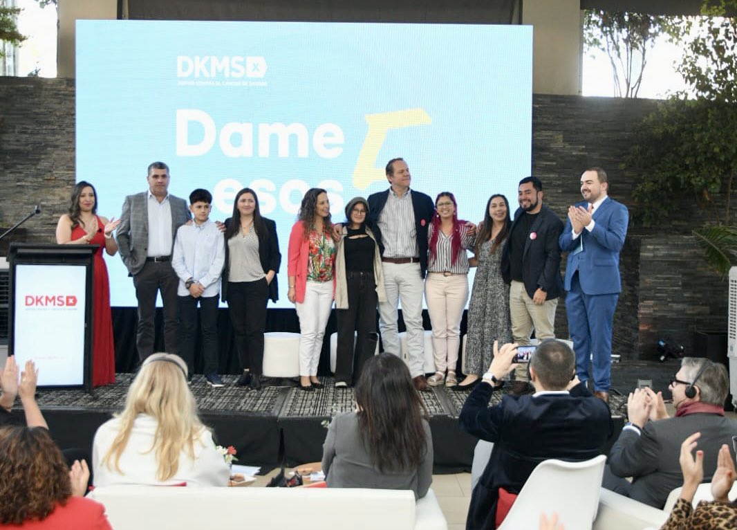 DKMS_cl's tweet photo. Agradecemos la participación del @SeremiSaludRM, Sr. Gonzalo Soto (@gonzalouno), en nuestro evento de cinco años de aniversario. #DameEsosCinco #DKMSChile https://t.co/Q0ZmmAj2xX