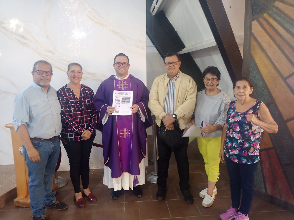 LaCaliforniaSi's tweet photo. BENDECIDO | El primer boletín informativo de ASOCALIF-NORTE fue bendecido por el Padre Enrique Yánez el día de ayer. Parte de la directiva le entregó el primer ejemplar. Estuvieron presentes Zuleyka Blanco 
@zbn1964, Raphael Pérez, Isleyer Astudillo Olga Cárdenas y @ReneCedilloR https://t.co/9ewMq4e7jJ
