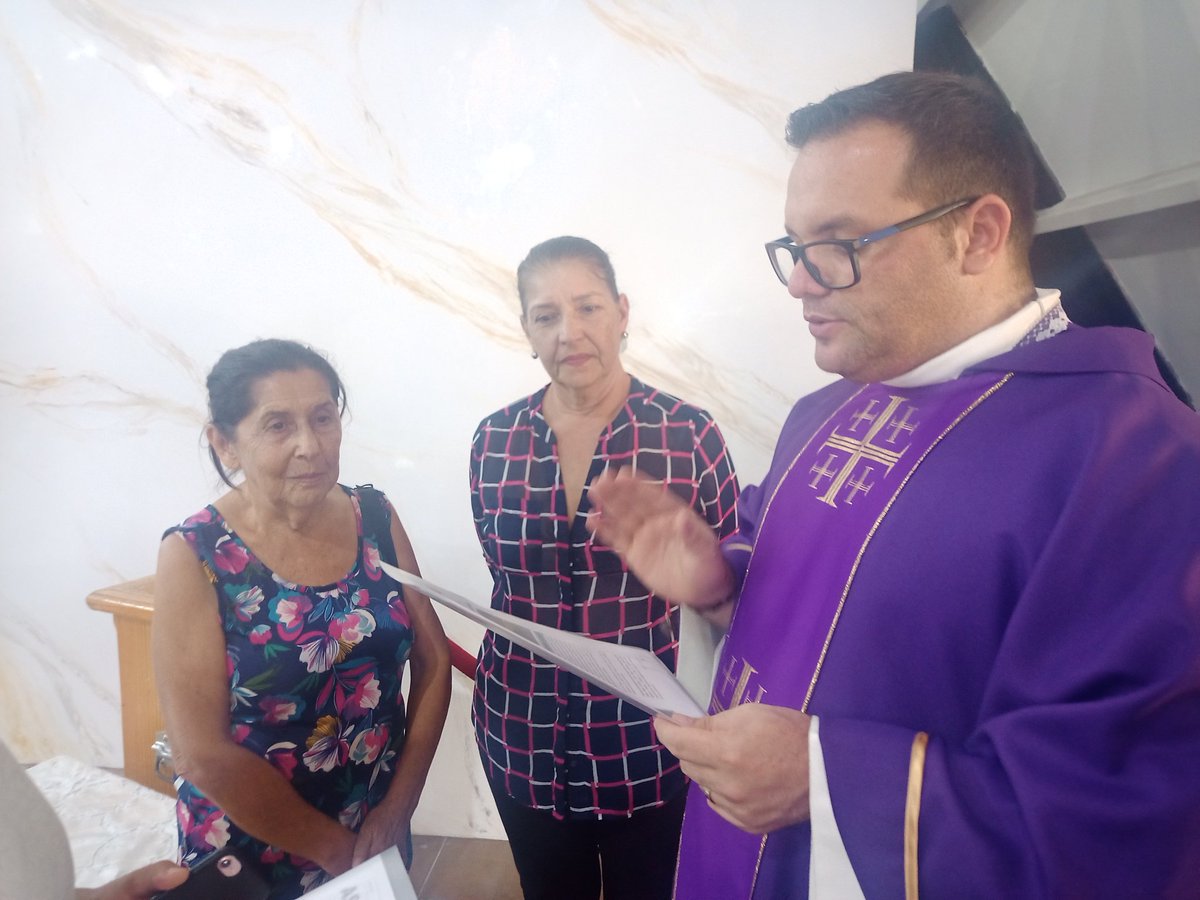 LaCaliforniaSi's tweet photo. BENDECIDO | El primer boletín informativo de ASOCALIF-NORTE fue bendecido por el Padre Enrique Yánez el día de ayer. Parte de la directiva le entregó el primer ejemplar. Estuvieron presentes Zuleyka Blanco 
@zbn1964, Raphael Pérez, Isleyer Astudillo Olga Cárdenas y @ReneCedilloR https://t.co/9ewMq4e7jJ