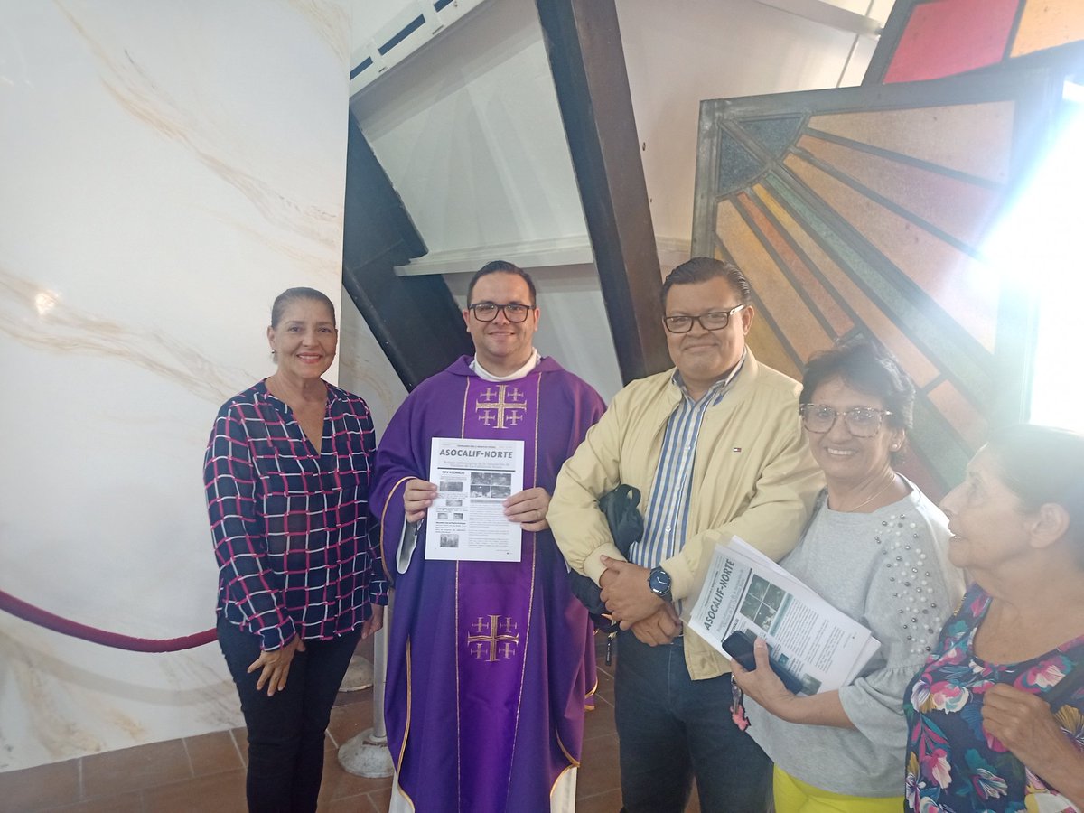 LaCaliforniaSi's tweet photo. BENDECIDO | El primer boletín informativo de ASOCALIF-NORTE fue bendecido por el Padre Enrique Yánez el día de ayer. Parte de la directiva le entregó el primer ejemplar. Estuvieron presentes Zuleyka Blanco 
@zbn1964, Raphael Pérez, Isleyer Astudillo Olga Cárdenas y @ReneCedilloR https://t.co/9ewMq4e7jJ