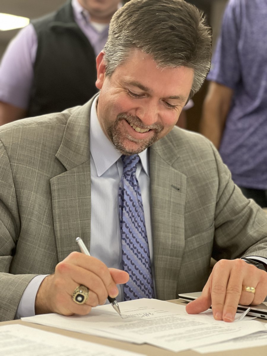 During a special Board of Trustees meeting on Tuesday, March 28, 2023, Marble Falls ISD voted unanimously to approve employment of Dr. Jeff Gasaway as Superintendent of Schools. 

Congratulations, Dr. Gasaway!