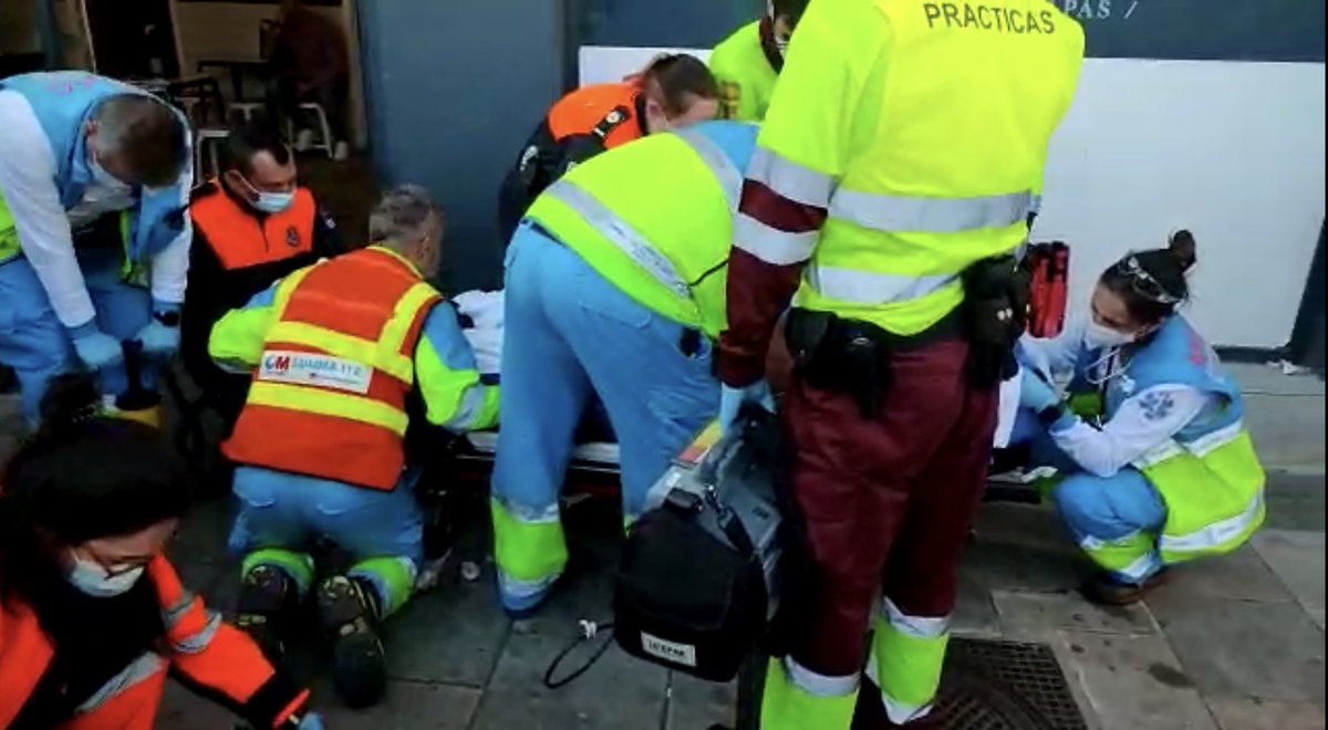 112cmadrid's tweet photo. 🔗 De nuevo la cadena de la supervivencia ha funcionado.

➣ Ocurrió el domingo en #Parla. Un joven de 29 años sufría una parada cardíaca. Sus amigos llamaron de manera inmediata a #Madrid112 y, con indicaciones desde la central de #SUMMA112, inician maniobras de reanimación. https://t.co/rGtO9wU3Ie