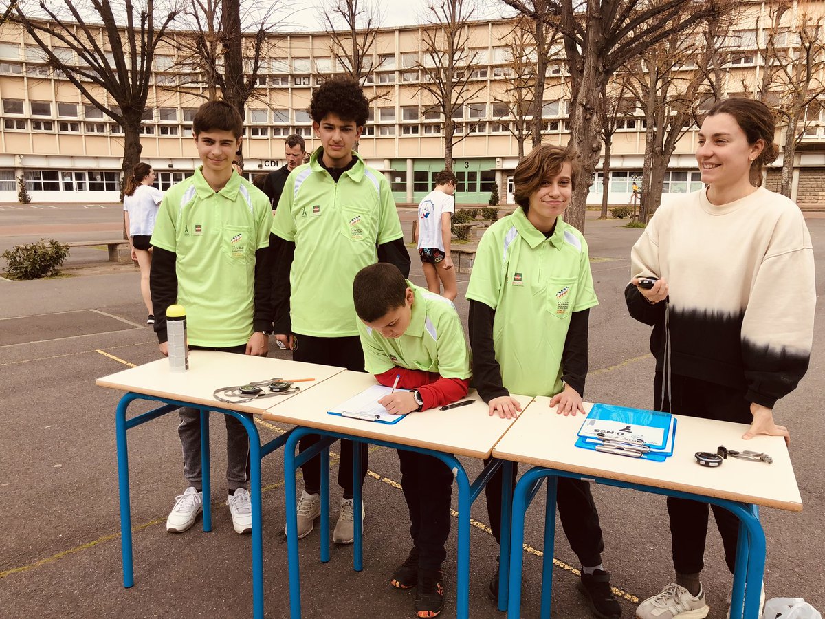 NatationPaul's tweet photo. Participation au 1er Aquathlon UNSS de Paris à la cité scolaire Balzac (17e). 
Les nageurs et triathletes de @Pvalery75012  venus en nombre : cohésion et formation jeunes arbitres. Une belle dynamique @Paris2024 grâce à @UNSS_Paris @IleLigue @FFTRI @Mairie12Paris https://t.co/Q84vLLwbCl