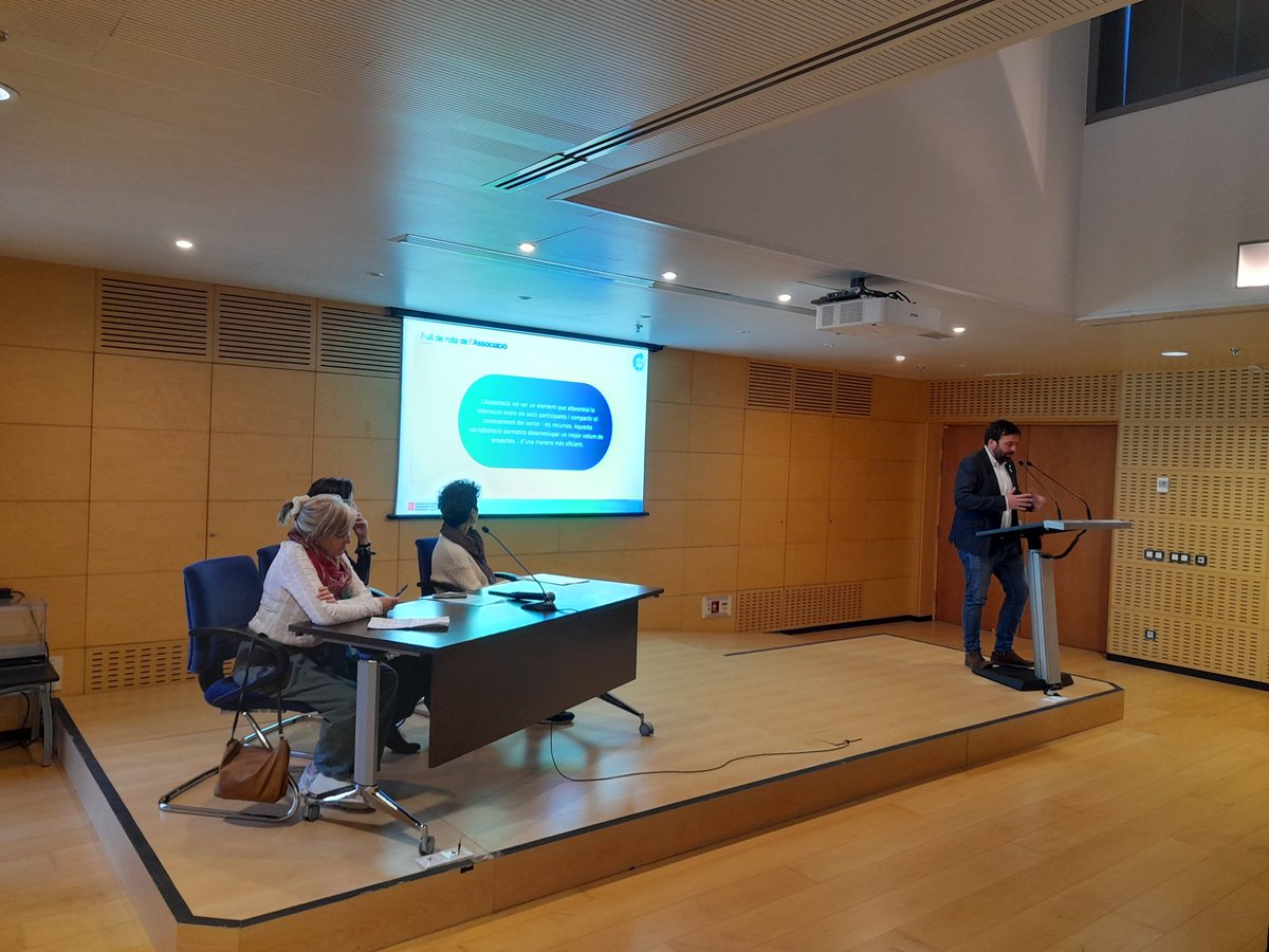 bancderecursos's tweet photo. El 63% dels centres i serveis de reutilització a Catalunya els gestionen entitats sense ànim de lucre. @isaacperaire explica l'estratègia del #rpla per incrementar-ne la viabilitat econòmica i augmentar la qualitat i quantitat dels productes d'entrada i sortida https://t.co/6nvpslxLjh