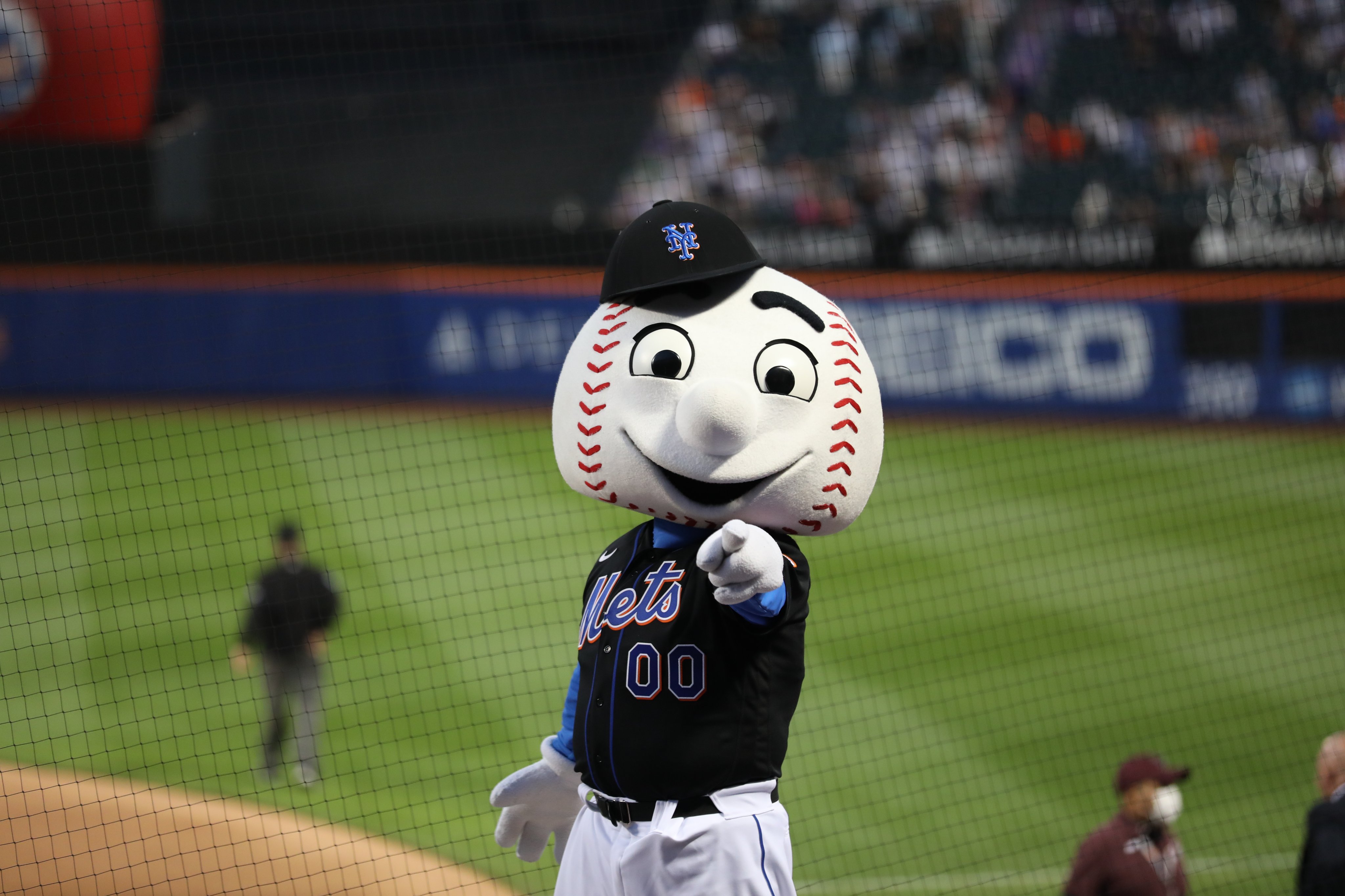 veiligheid Mammoet Streng Mr. Met on Twitter: "Re-introducing myself before Opening Day! I'm Mr. Met,  born and raised in Queens. I'm married to @mrsmet, I live at @CitiField and  YES my hat does come off.