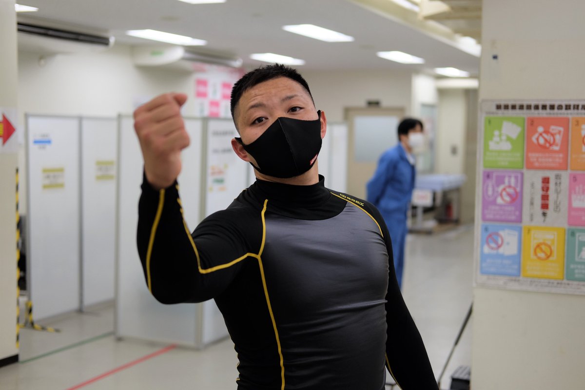 【#名古屋競輪 #ミッドナイト競輪】
初日５Ｒは #田村裕也 が逃げ切り波乱を呼んだ。「バックだけでも取りたいと思っていたけど、逃げ切れるとは思わなかった。塩川（真一郎）さんが７番車の僕を信頼して付いてくれたおかげ」。昨年５月以来となる準決も闘志むき出しで挑む
midnight.tokyo-sports.co.jp/keirin/