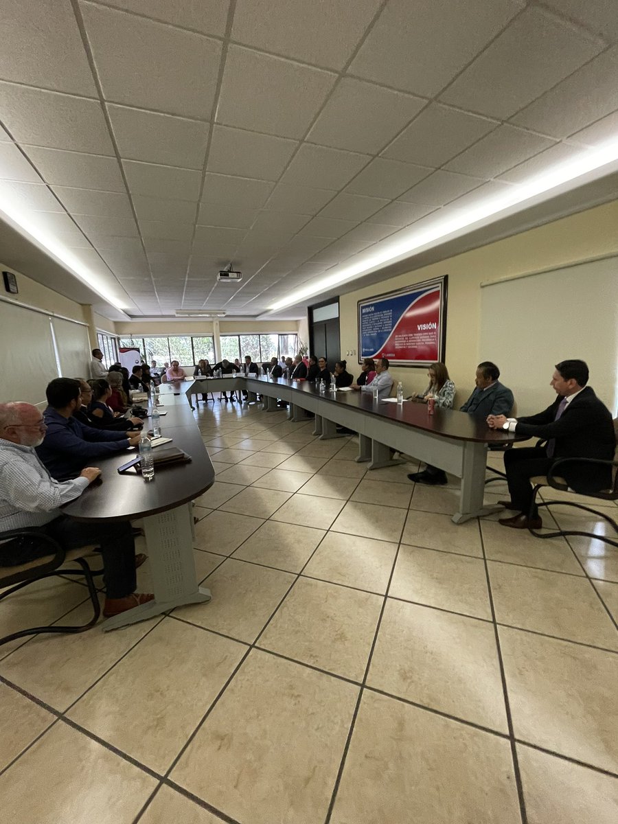 En reunión de trabajo con la PGJE de Tlaxcala, Dra. Ernestina Carro, el Lic. Carlos Tamayo Chavero, Presidente de CANACINTRA y los Industriales expusieron  sobre la mesa diferentes temas de seguridad; en su intervención la Procuradora dio respuesta puntual.