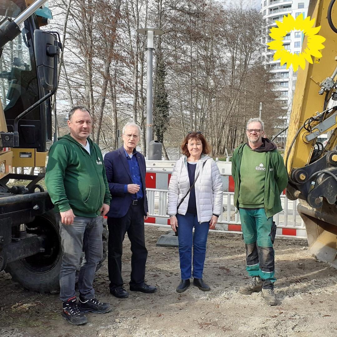 Unser Bezv. <a href="/NKopytziok/">Dr. Norbert Kopytziok</a> freut sich, dass auf unsere schriftl. Anfrage hin begonnen wurde, die Stolperstellen an der Seniorenresidenz „Pro Seniore“ auszubessern. Marion Braundau-Prinz von der <a href="/SeniorenSpandau/">Seniorenvertretung Spandau</a> hatte mit einer Aktion auf die Schäden aufmerksam gemacht #BVVSpandau