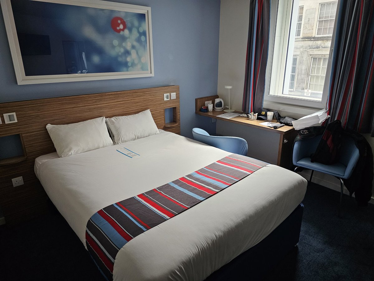 rod7416's tweet image. Lens replacement surgery. Both eyes.  ALREADY amazing difference @OpticalExpress #Glasgow #lensreplacement #eyesurgery