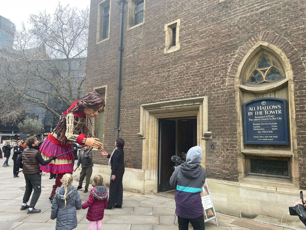 Welcoming #LittleAmal to #TowerHill on her way to @TowerOfLondon Praying for all refugees and asylum seekers around the world 🙏🏽 @refugeecouncil @Refugees #TogetherWithRefugees @visitthecity @dioceseoflondon @KHedderly ⁦@walkwithamal⁩