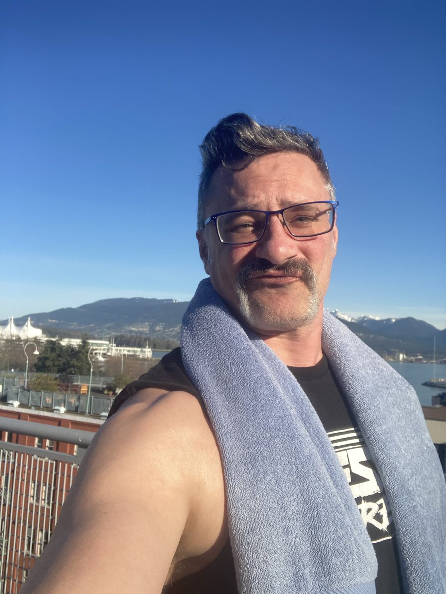 JoeKingReferee's tweet photo. I really pushed myself today, here’s myself when I got to the gym, after my workout and again after I ran the stairs because cardio is just as important!
#Joetivation #Motivation #KingsHour #PipesAndStripes #HealthIsWealth https://t.co/b8yaWBYUEo