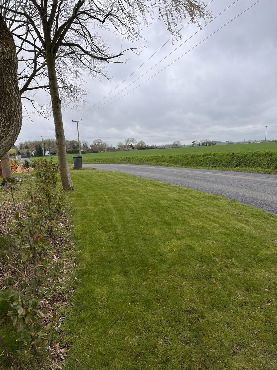 DH_Maintenance's tweet image. To finish got the verges #topped &amp;amp; the back lawn again, which was done for first time this season,last week. Really #pickedup - #aerated compacted areas again too, due to pets &amp;amp; children (no moss or weeds) will be an #organic feed for this one. Have a great evening everyone ❤️