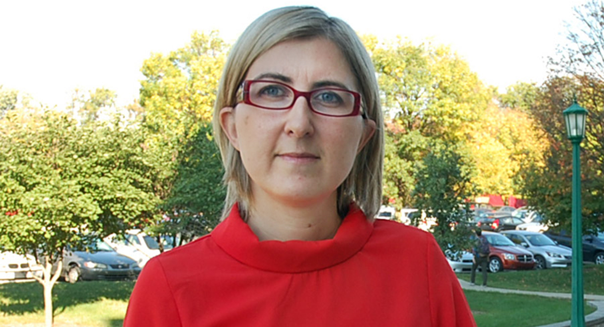 A new study from Assistant Professor <a href="/venier_marta/">Marta Venier</a> and colleagues from the University of Toronto shows that replacements for PFAS in food packaging that have been touted as "safer" still can break down and leach into food and the environment.

blogs.iu.edu/.../study-safe…