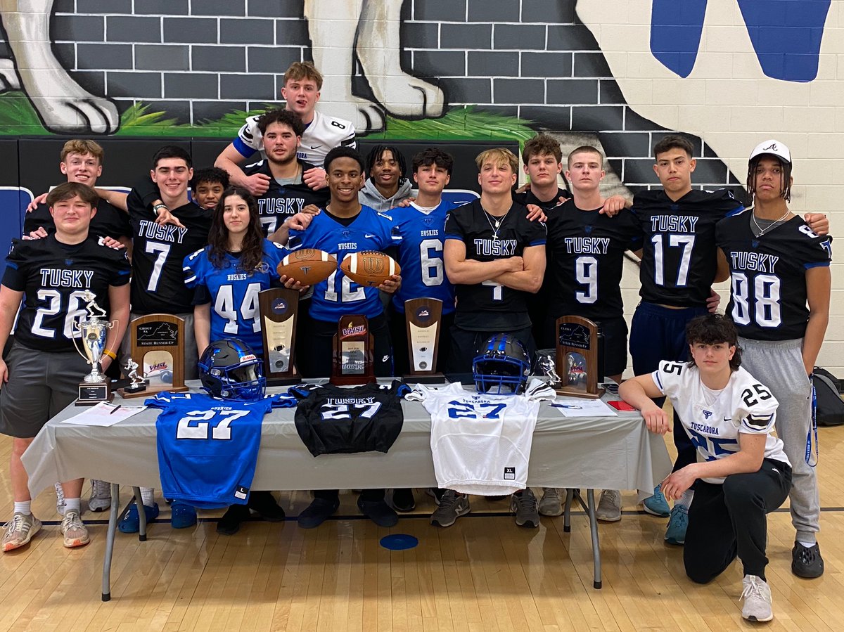 TuscaroraFB's tweet image. An amazing day! Thank you to this group for helping with the 8th grade expo! A lot of excitement in the community. 59 new family members signed up for frosh football! We can’t wait to get you all in the 🔵&amp;amp;⚫️ @Smarts_Mill @TuscaroraHS @CoachT_59 
#BoB #1community