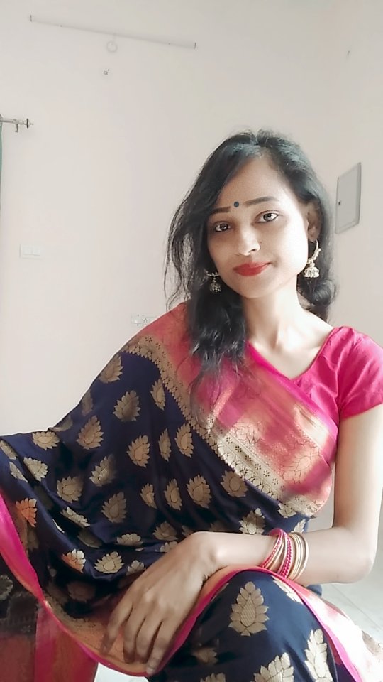 Add glamour to your everyday life with a gorgeous saree♥️

.
.
.
#IndianGirl #Saree #ootd #indianlook #simplicity