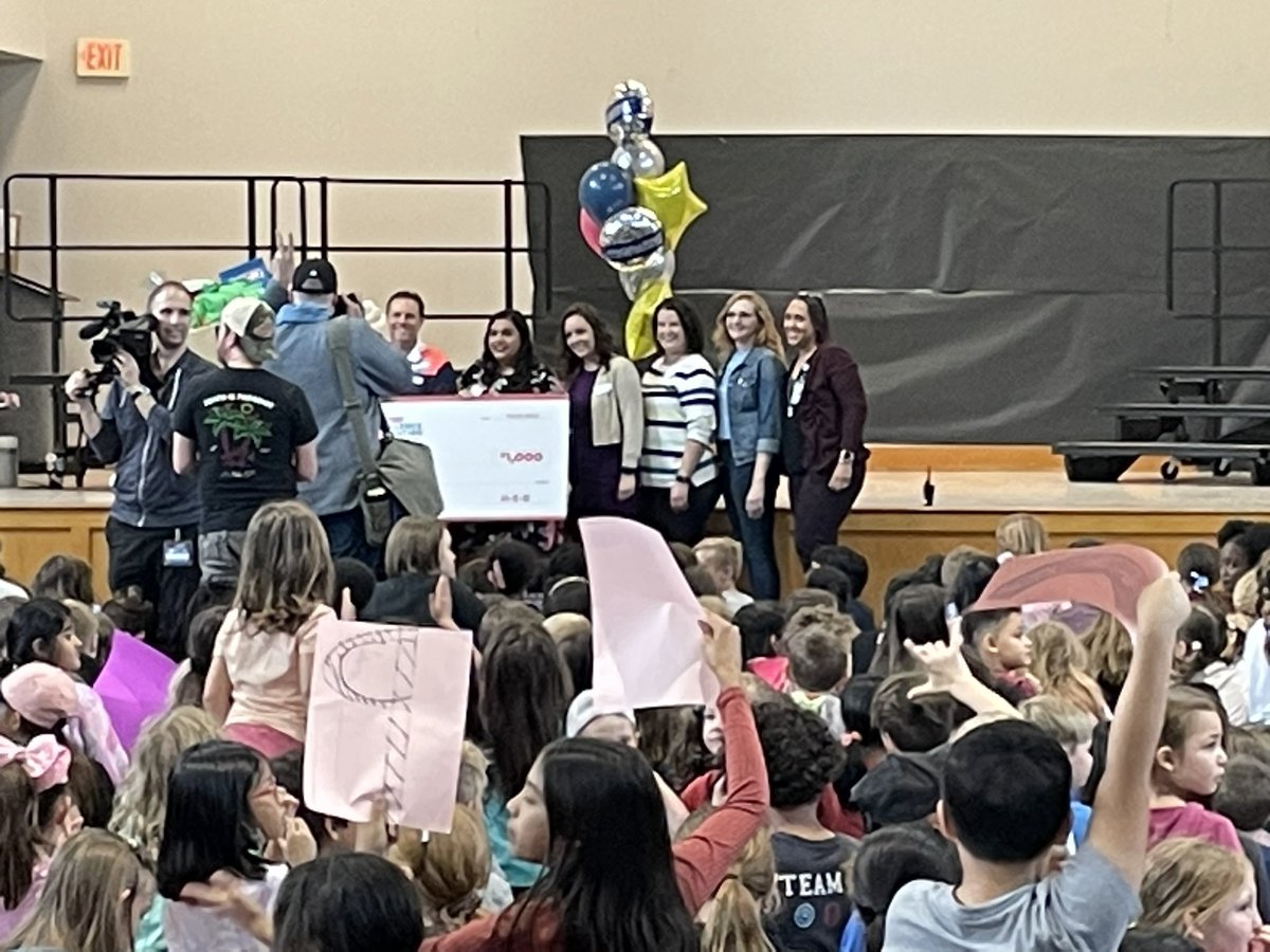 Cruzzzzzzz!!!! Congratulations <a href="/EriCruzLISD/">Dr. Erika Cruz</a>!!!!! <a href="/HEB/">H-E-B</a> Excellence in Education! #1LISD