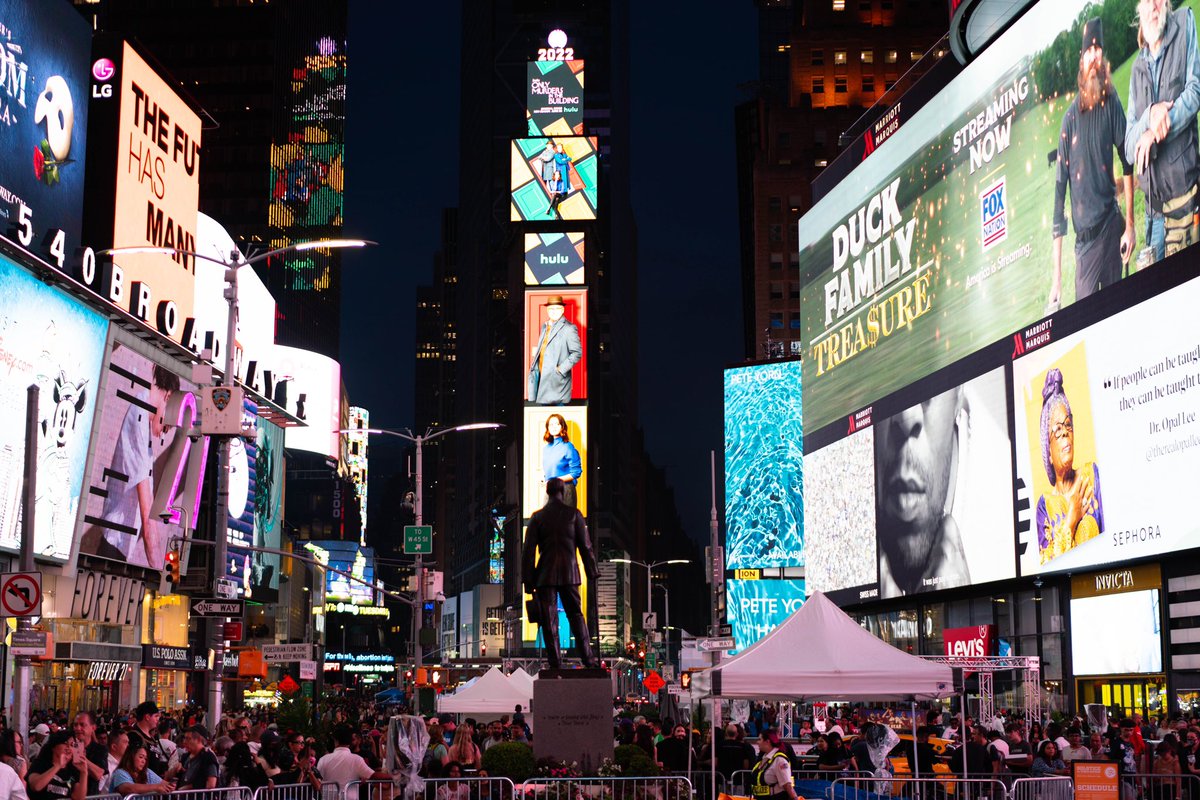 BIPOC &amp; LGBTQIA ARTISTS 

Would you like to be exhibited in NYC?! 

We have 2 spots available for <a href="/vizmesh/">vizmesh</a> “GUERRILA GALLERY” 8hr street exhibit in NYC 🗽 

For a chance to be exhibited 

Like
RT 
Share your art below!

T&amp;Cs below