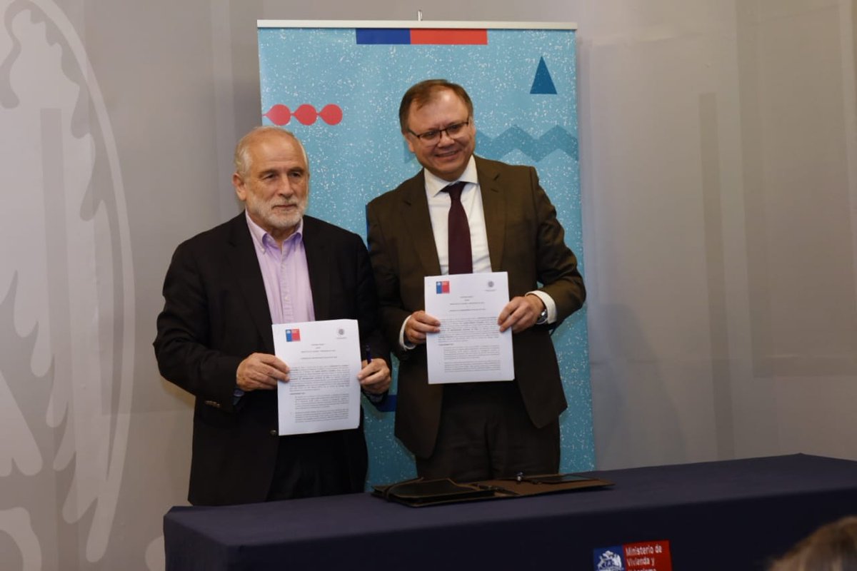 carlosmontestwt's tweet photo. Firmamos el convenio @Minvu-Universidades con el presidente del CUECH, rector @ocorralesj, iniciativa que busca colaboración y transferencia de conocimientos con las 18 casas de estudio que integran las @uestatales, para potenciar las políticas públicas y la investigación. https://t.co/6HIsk58rMD