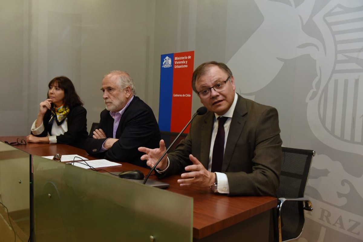 carlosmontestwt's tweet photo. Firmamos el convenio @Minvu-Universidades con el presidente del CUECH, rector @ocorralesj, iniciativa que busca colaboración y transferencia de conocimientos con las 18 casas de estudio que integran las @uestatales, para potenciar las políticas públicas y la investigación. https://t.co/6HIsk58rMD