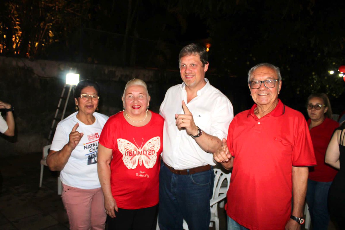 Nataliciochase1's tweet photo. En cada rincón de la capital llegamos para escuchar a los vecinos y presentarles nuestra plataforma de trabajo ☝🏼🇵🇾

Gracias estimado @danimedina_82 por la organización de este encuentro en el Barrio Herrera y el compromiso a este proyecto.

#ParaVolverACreerPY 🇵🇾 https://t.co/2GnsLqBwqP