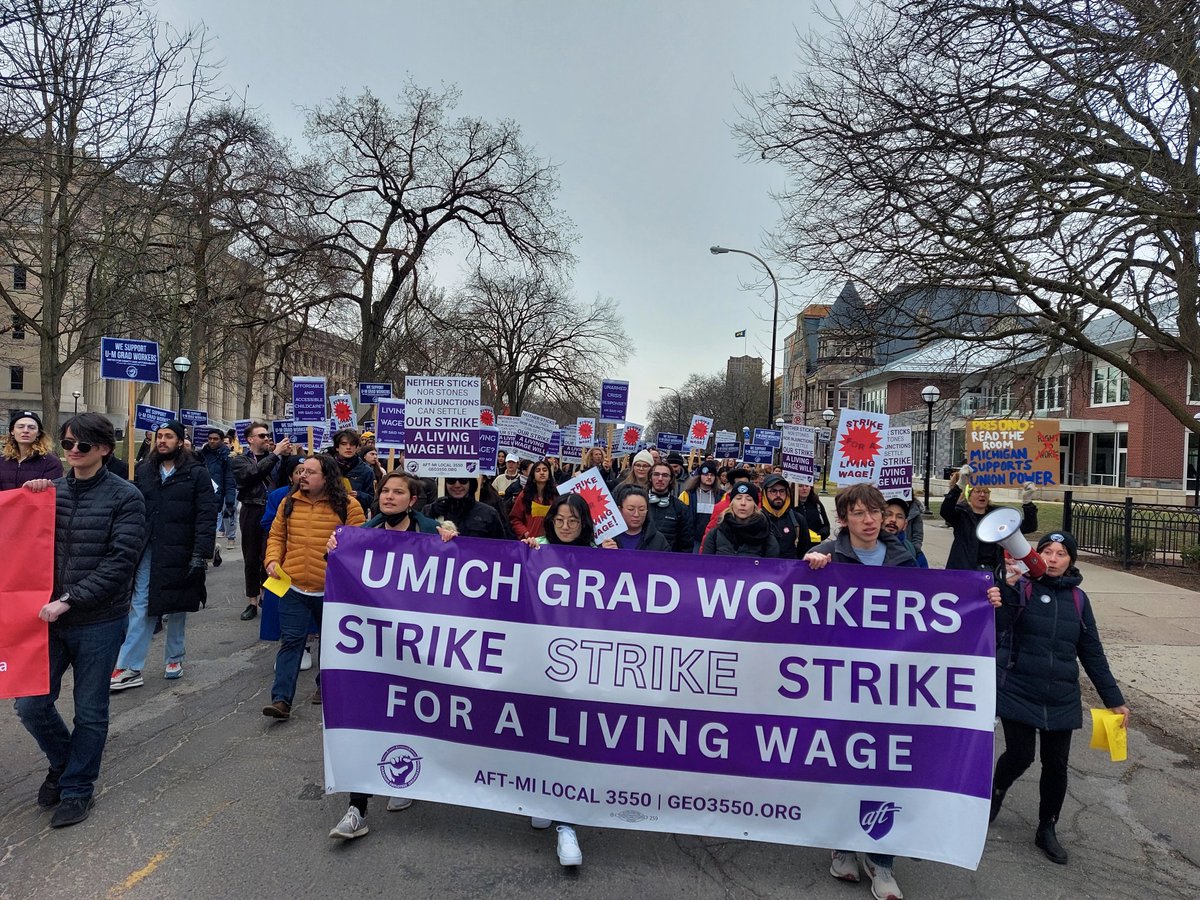 geo3550's tweet image. BREAKING: 2,500 grad workers &amp;amp; supporters walk away from $24K at the rally and march this morning. Our strike is LIVE!