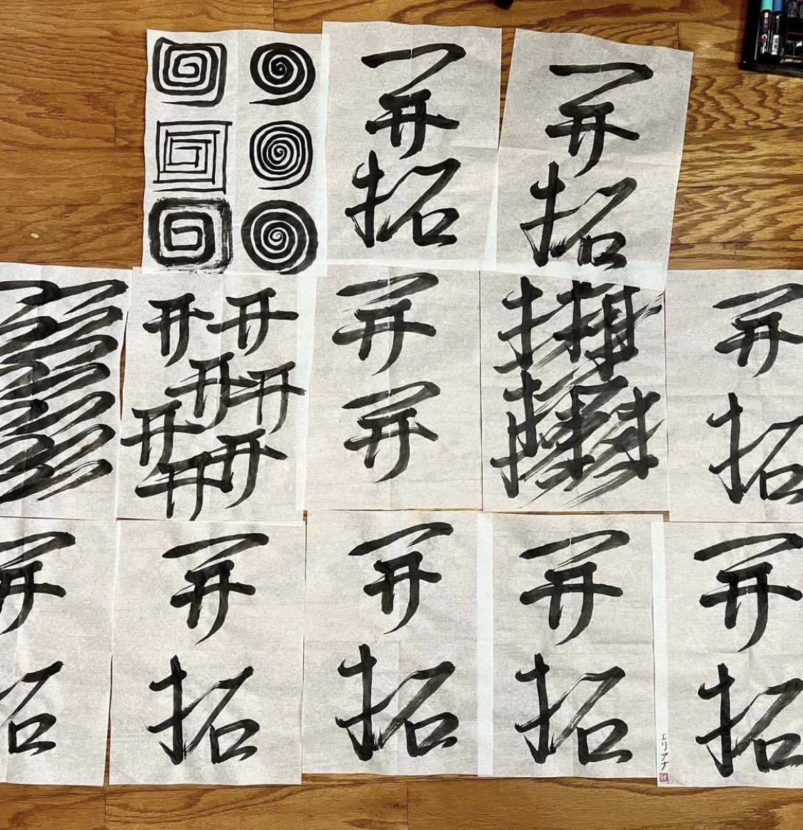 neojaponism's tweet image. 📎Student’s Album from online course.
From Eliana, Eri-and Gabriella-san.
Beautifully calligraphed!
💮💮👏

開拓-Kaitaku in Sosho
To develop, cultivate, pioneer 

 Happy Practice!

#shodocourse #shodoonline #kanji #japanese #calligraphy #pioneer #rietakeda #cultivate #開拓　#書道