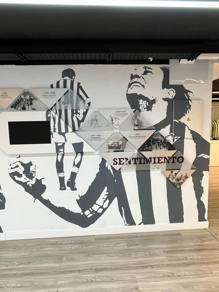 alfonsito0007's tweet photo. Y de paso ,viendo parte del Museo del @RealBetis .
Que orgulloso de ser parte de la historia de este Gran Club. https://t.co/QmiCXGrlQI