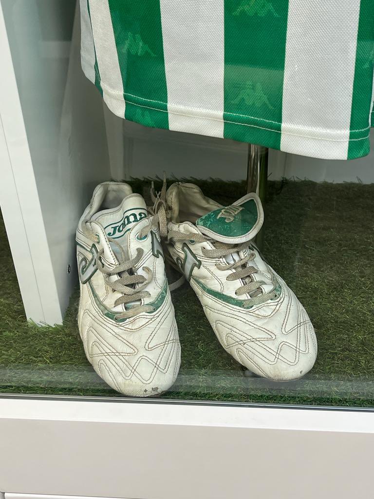 alfonsito0007's tweet photo. Y de paso ,viendo parte del Museo del @RealBetis .
Que orgulloso de ser parte de la historia de este Gran Club. https://t.co/QmiCXGrlQI