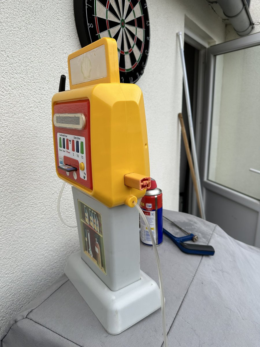 Jetzt noch ne neue Halterung im 3D Drucker drucken und schwups hat die kleine für 3€ eine Tankstelle vom Flohmarkt fürs Bobbycar 🤣