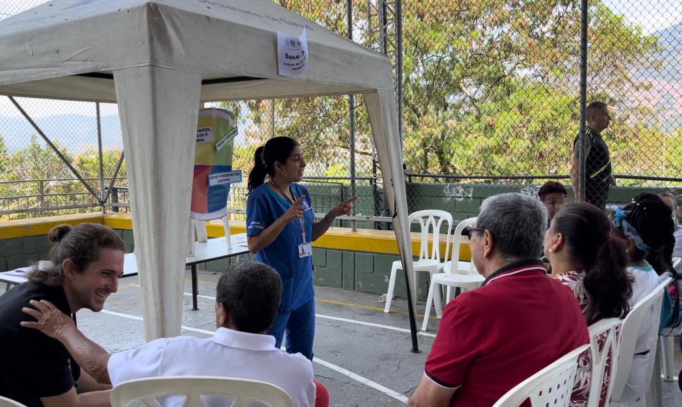 Milena Lopera (@milenaloperac) on Twitter photo Nos tomamos la Comuna 2 - Santa Cruz con un Festival de Salud Integral 🧑🏻⚕️🩺. Durante 3 días consecutivos profesionales en medicina, psicología, enfermería, entre otros, acompañarán a la comunidad. Una articulación de  #MedellínMeCuida Salud,  <a href="/USouthFlorida/">University of South Florida</a> y la <a href="/UniversidadCES/">Universidad CES</a>. Nos tomamos la Comuna 2 - Santa Cruz con un Festival de Salud Integral 🧑🏻⚕️🩺. Durante 3 días consecutivos profesionales en medicina, psicología, enfermería, entre otros, acompañarán a la comunidad. Una articulación de  #MedellínMeCuida Salud,  <a href="/USouthFlorida/">University of South Florida</a> y la <a href="/UniversidadCES/">Universidad CES</a>.