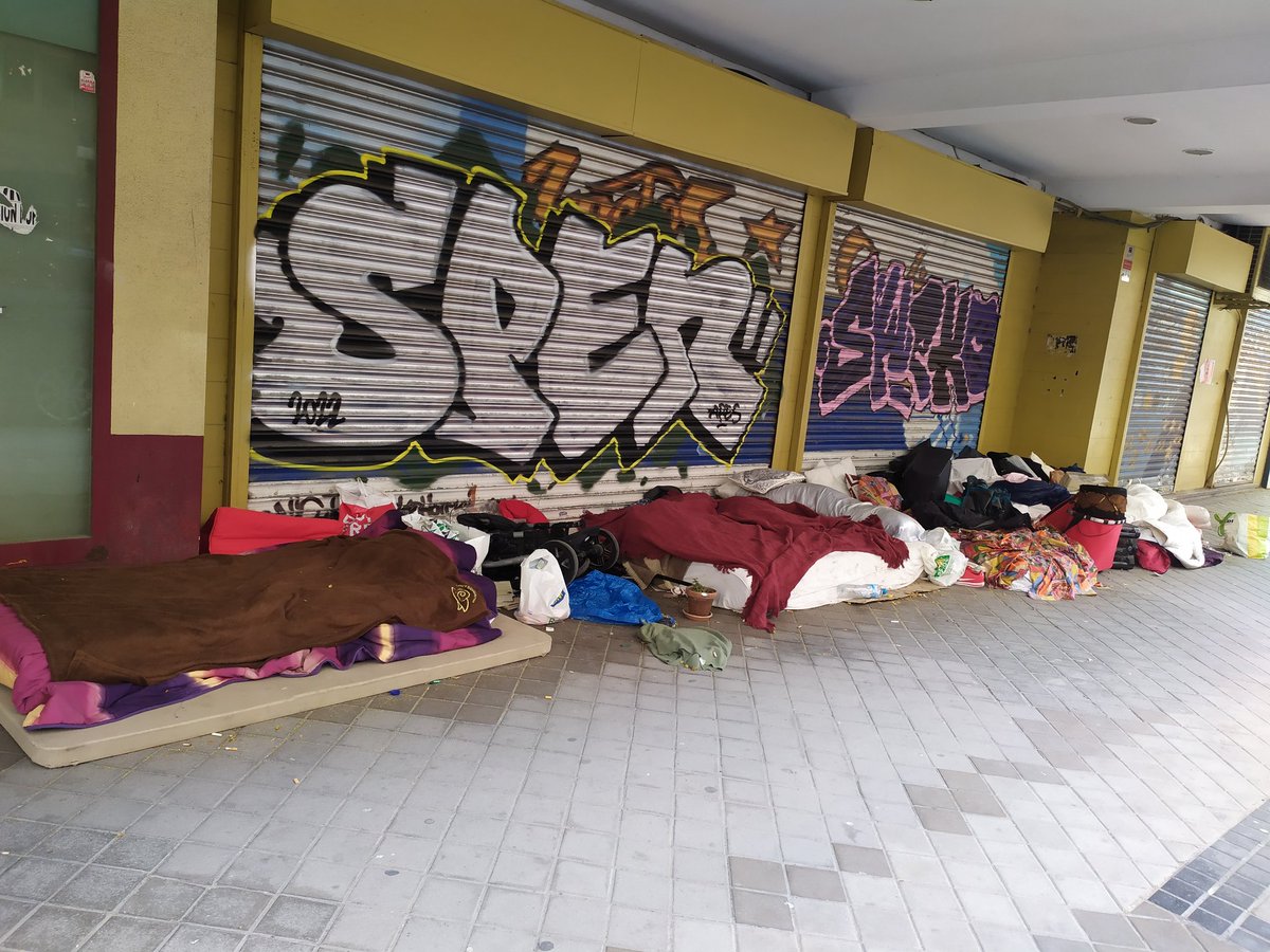 toyabarda's tweet photo. @Lineamadrid Buenas tardes, más de medio año ya y siguen acampados enfrente de Infanta Mercedes 11, sin que nadie tome medidas. Cada vez hay más suciedad y peor olor en la zona. https://t.co/ghXmcOzKG1