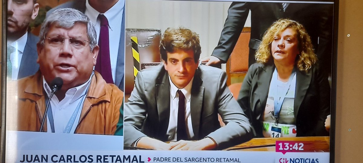 Linarense6's tweet photo. Juan Carlos Retamal, padre de carabinero asesinado en San Antonio, sigue hablando con odio contra Pdte Boric. ¿Quién es él para exigir justicia, siendo que en los 80s era un colaborador de la CNI y miembro de Avanzada Nacional? Hoy, es uno de los "mocitos" del alcalde Mario Meza. https://t.co/O7856O4Qad