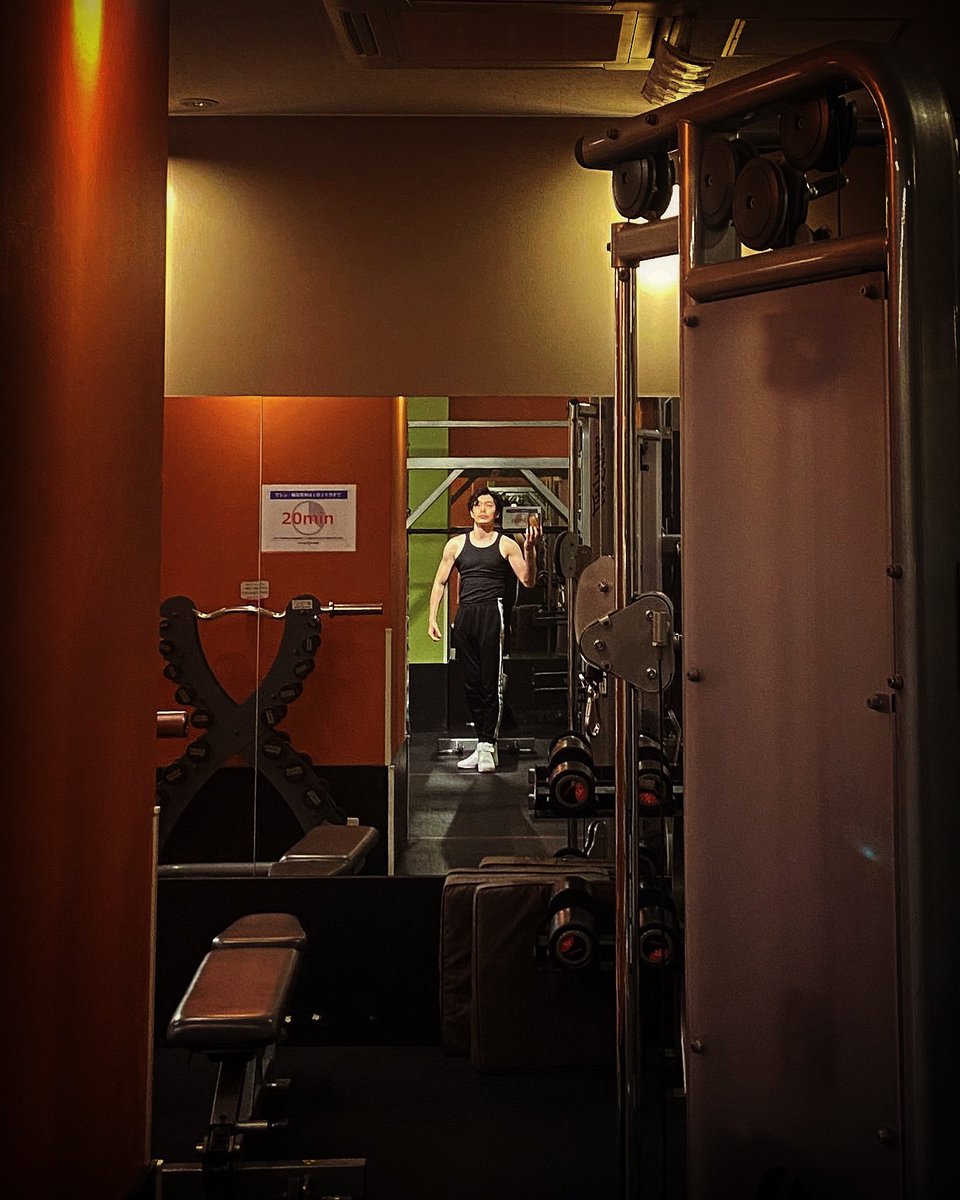 Tomhighring's tweet photo. ここの照明盛れるから好きだけど鏡が遠くて目が線になる😑 https://t.co/eq6HIGIx43