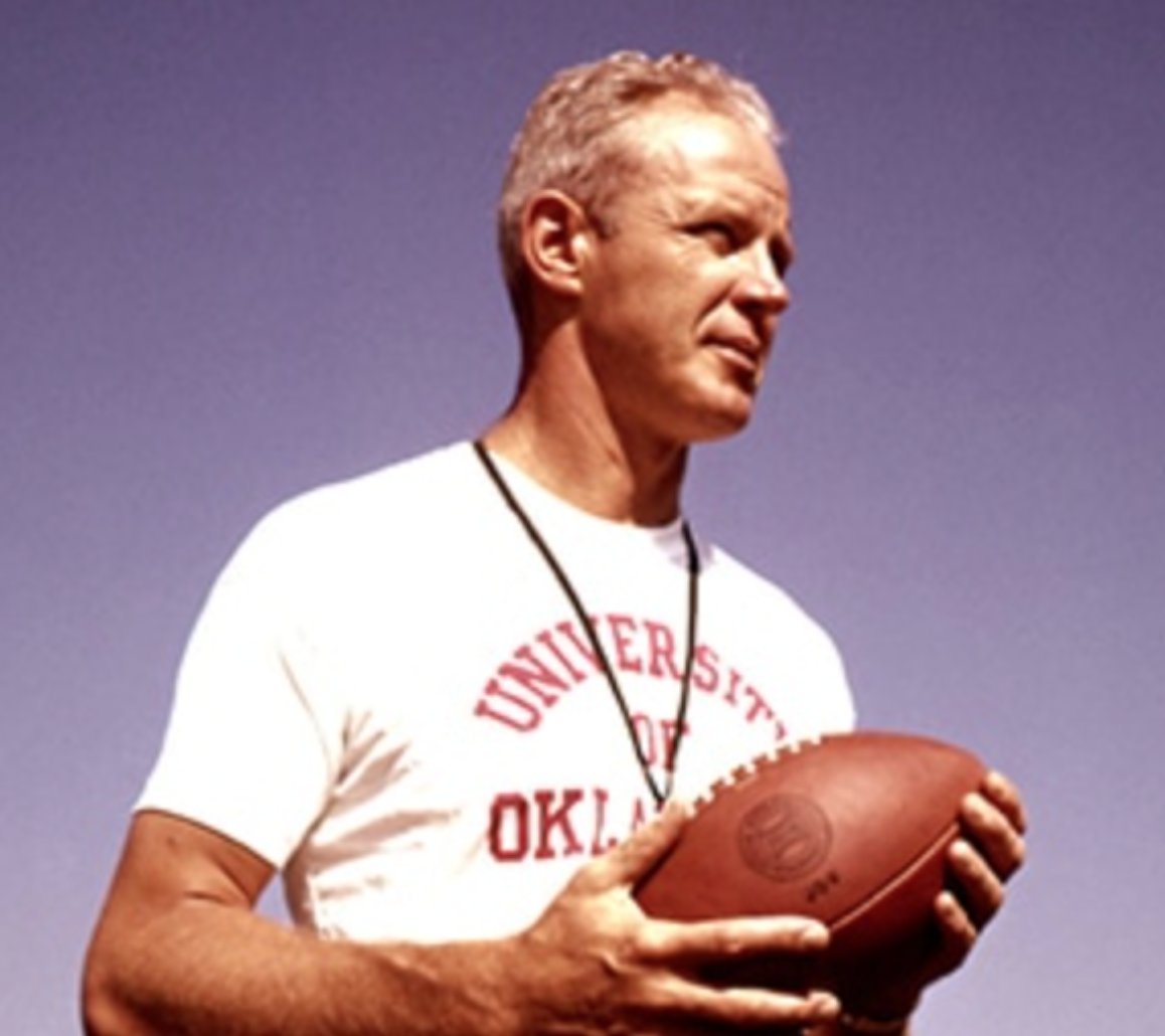 HistColFootball's tweet image. Happy Birthday coach Bud Wilkinson, Oklahoma Sooners. Coach Wilkinson unleashed a modified split split T formation; 3 national championships, 31 &amp;amp; 47-game winning streaks. @OU_Football #OUDNA #SoonerNation @soonerfbfans #CollegeFootball @Soonerkat1 @landrunner2020 @ClintKPoppe