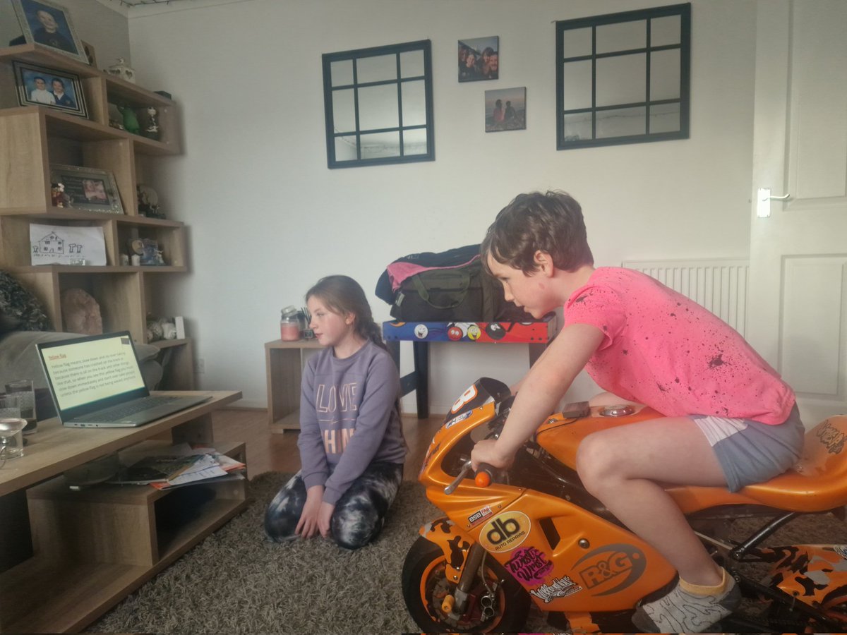 Teaching my brother the different flag meanings. Need to know the basics.
#2wheels #minimoto