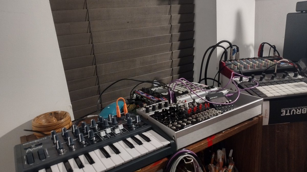 Soopeem_papi's tweet photo. My lovely babies. I might put out some new #music soon on the #SoundCloud. 

#modularsynth #intellijel #hardware #beatmakers #modbap #sp404 #novation #circuittracks #arturia #microbrute https://t.co/7y6da4X0Fc