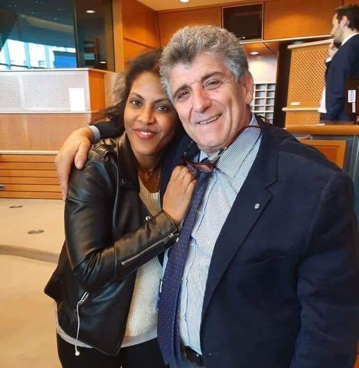 Lei si chiama Kebrat, lui Pietro.
Lei è la ragazza che, nell’ottobre di sette anni fa, è arrivata sul molo di Lampedusa, dopo un naufragio, senza battito, già dentro un sacco con la cerniera chiusa. Lui è l’uomo, il medico, venuto solo per constatarne il decesso. L'ha salvata