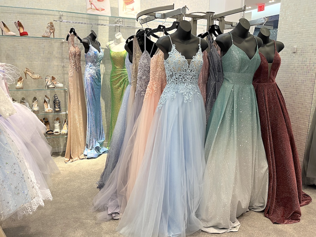 StoreReporter_'s tweet photo. This week's Store Reporter is all about boutiques:
👗2 the 9s teen formalwear &amp; Melashops Indian &amp; Pakistani clothing both open at @WestfieldMON mall.
👛Rockville's #LeBonday will move to #CongressionalPlaza &amp; focus on designer goods. It's all here:
➡️ https://t.co/KXv3qdLBAs https://t.co/CgiHyqxXM9