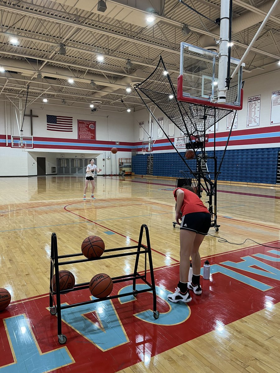 bbrodeaux's tweet photo. @JulietteHuff34 putting up her 1000th shot this week.
@EllaNotaro got back from vacation last night and here she is.
Putting in the time to develop themselves to be better next year. Excited for these ladies and their futures! #getanotherone https://t.co/dIGoIjgWIC